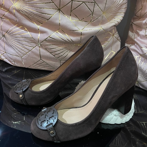 I’m selling brown Tory Burch shoes and they are size 6M an the coler is brown - Picture 2 of 3